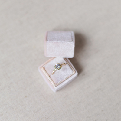 Unsere Treasured Ring Box in zartem blush, wunderschön festgehalten von Melanie Nedelko